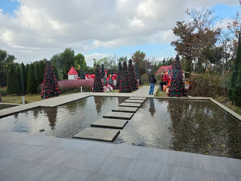 카페 외부 정원의 모습. 크리스마스 장식이 인상적이다.