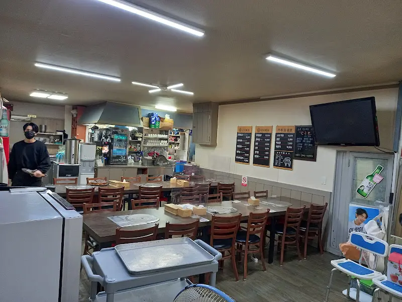 넓고 깔끔한 식당 내부 모습