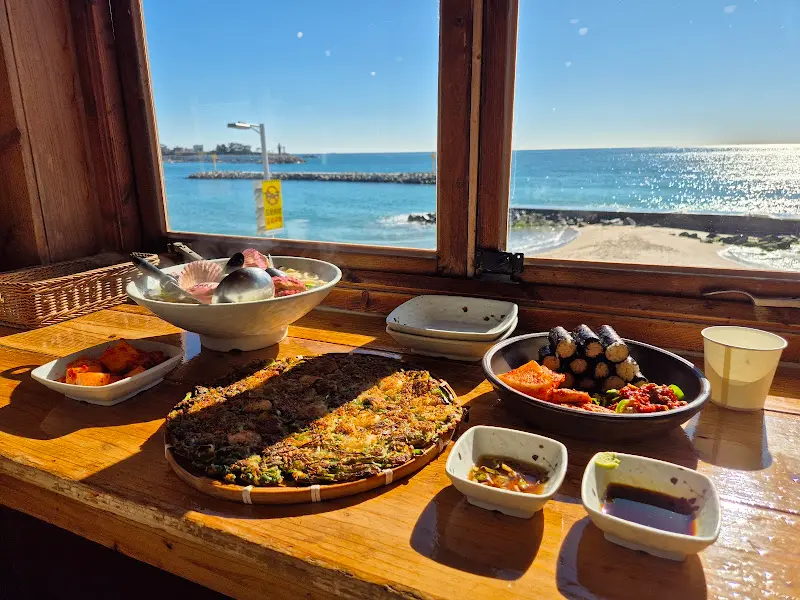 해물칼국수, 해물파전, 충무김밥 한 상 차림