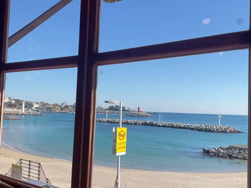 나사리식당 창밖으로 보이는 바다