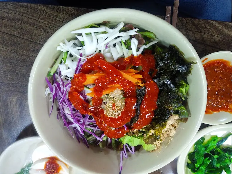 푸짐한 야채 비빔의 모습