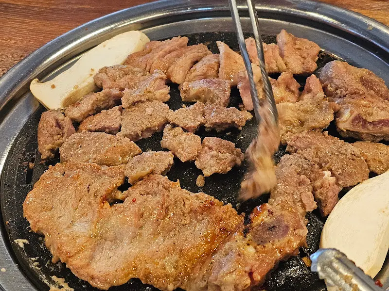 숯불 위에서 익어가는 돼지갈비