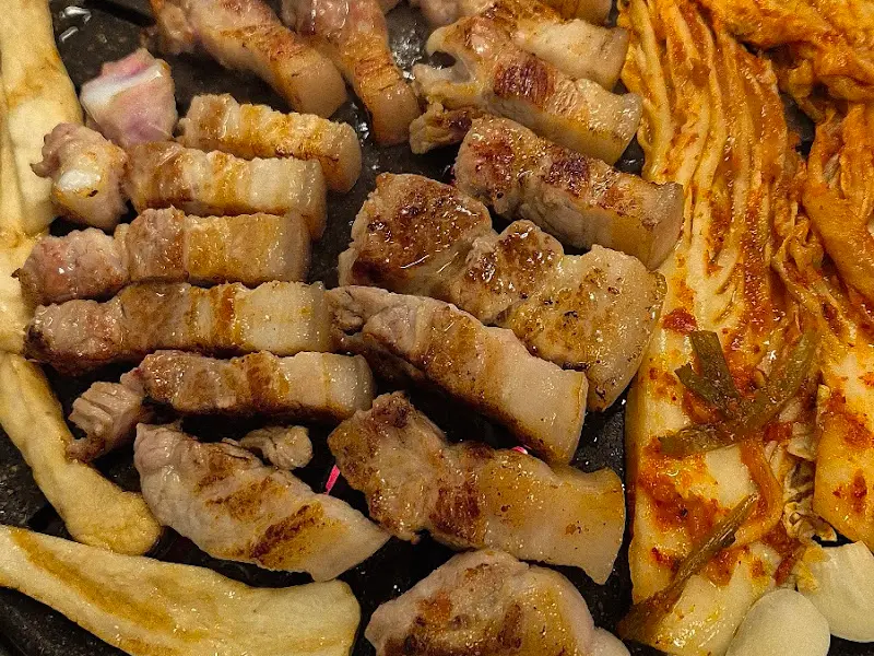 삼겹살과 김치를 함께 구워먹는 모습