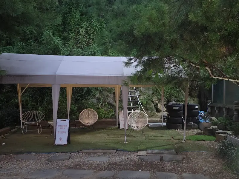 온더브레드 야외 테이블