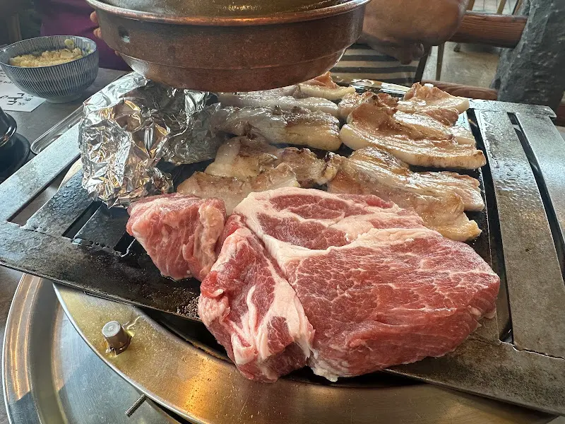 연탄불 위에서 익어가는 흑돼지