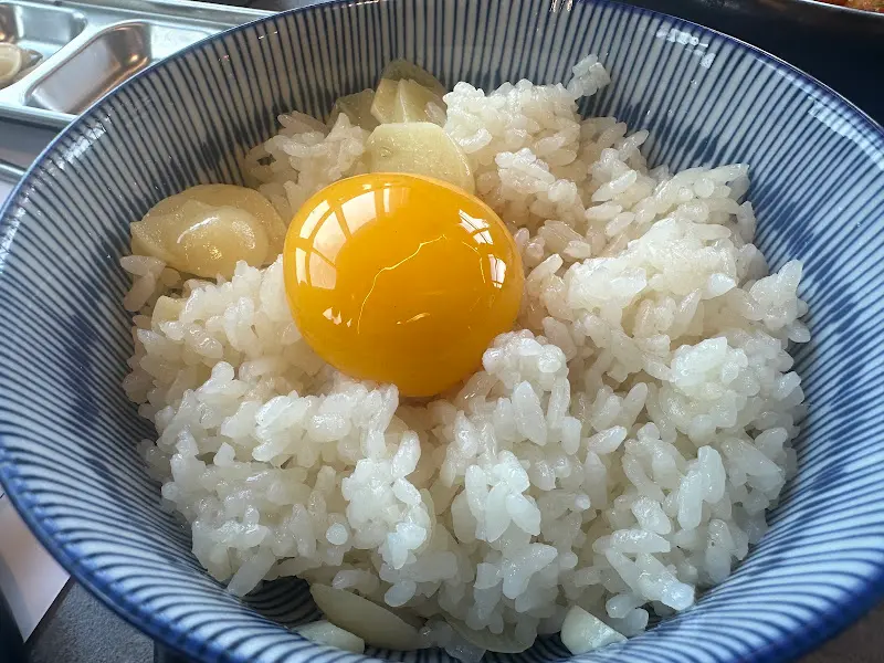 밥 위에 올려진 노른자