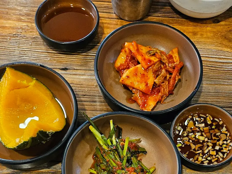 정갈하게 담겨 나온 밑반찬들