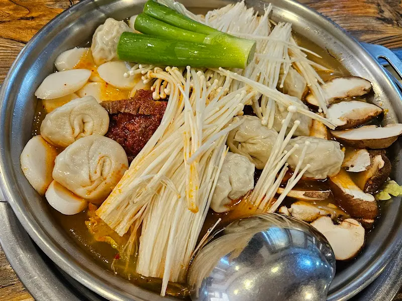 푸짐한 만두와 갖은 채소가 들어간 만두전골