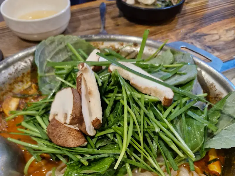 푸짐한 만두와 갖은 채소가 들어간 만두전골