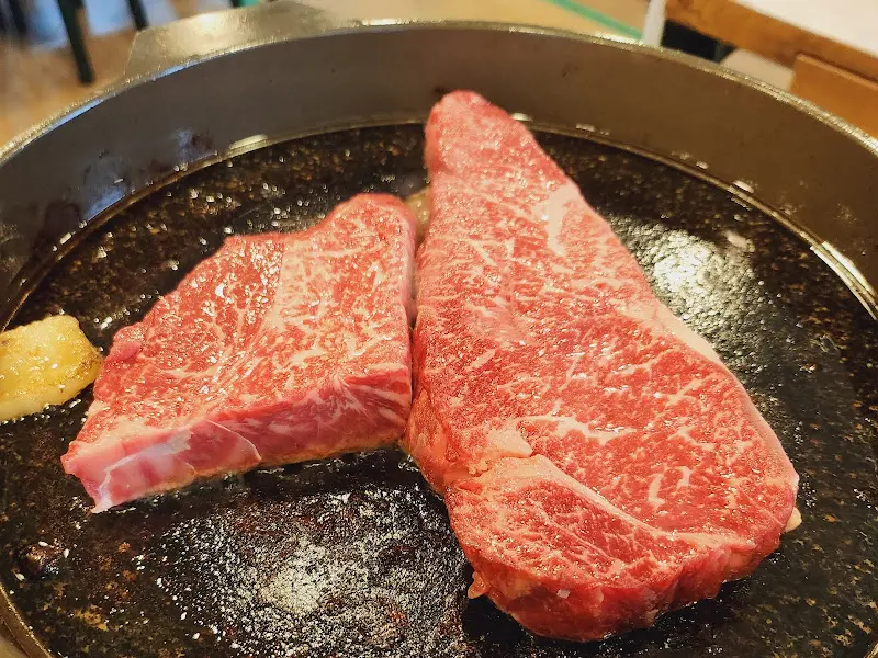 불판 위에서 익어가는 한우 등심