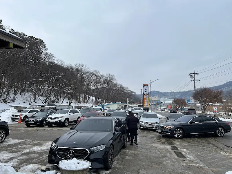 넓은 주차장의 모습