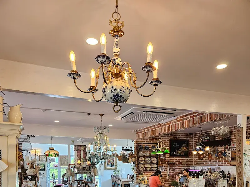 카페 내부 샹들리에