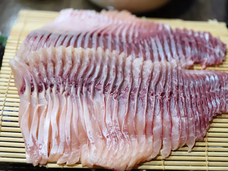 향어회와 곁들임 메뉴 전체 샷