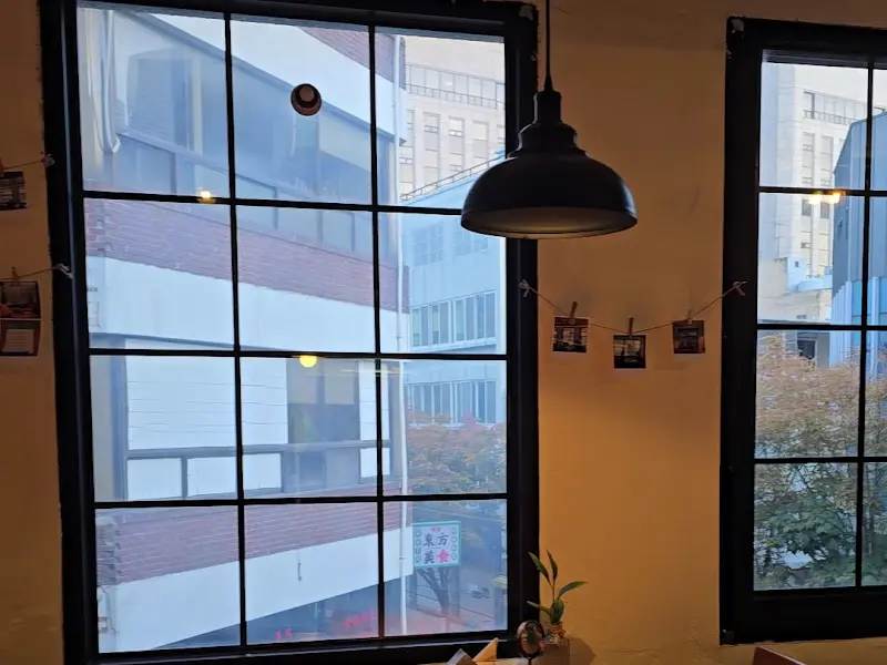 창가 좌석에서 보이는 풍경