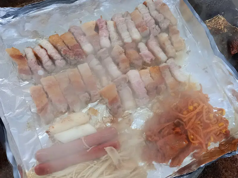 삼겹살 기름에 볶아진 볶음밥. 김치와 콩나물이 함께 볶아져 먹음직스럽다.