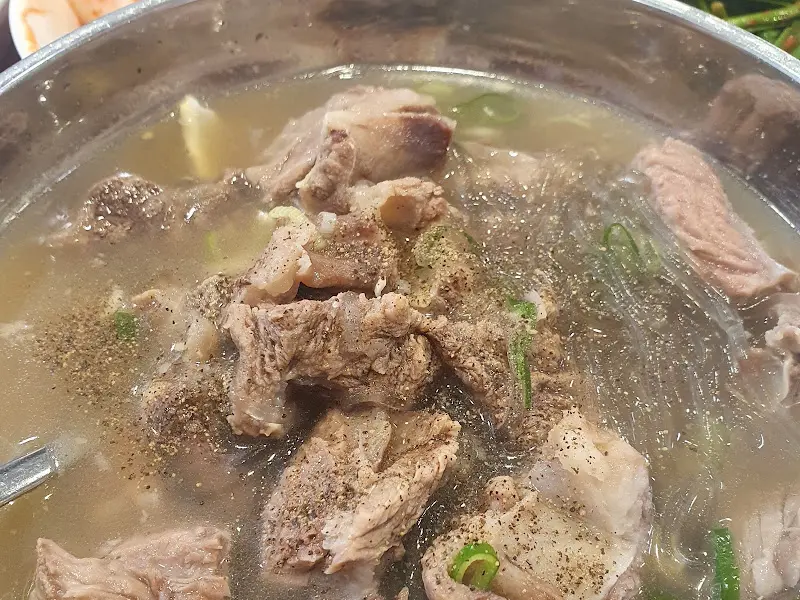 갈비와 당면이 가득한 갈비탕