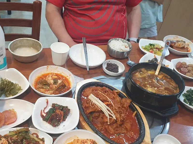 다채로운 쌈 채소와 반찬들