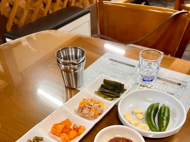 깔끔하게 차려진 테이블 세팅