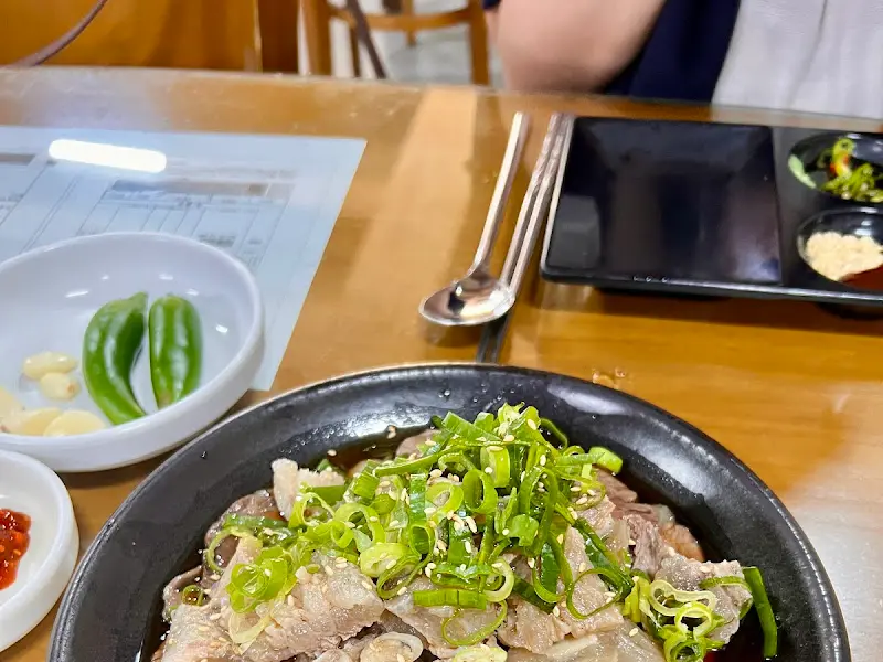 스지 수육과 곁들임 야채