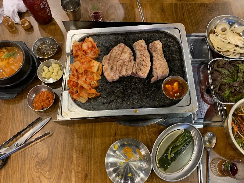 삼겹살과 김치가 구워지는 모습