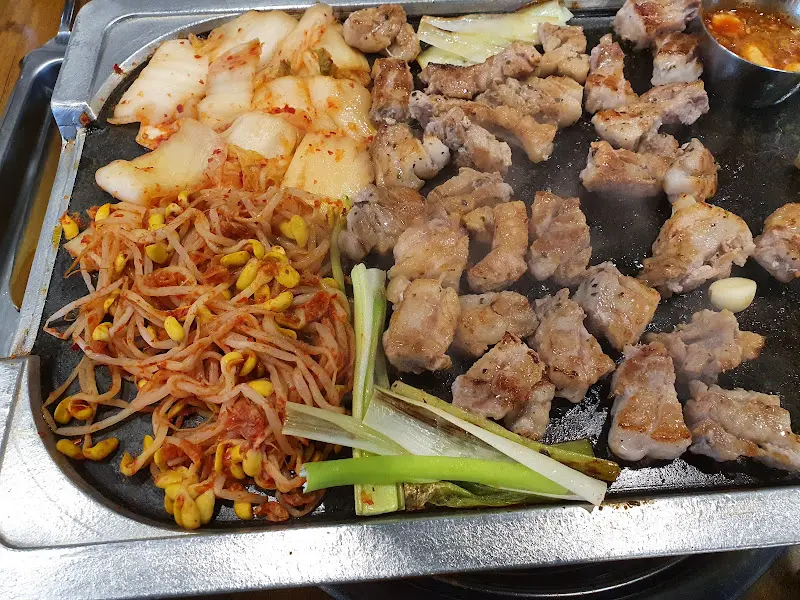 불판 위의 삼겹살, 김치, 콩나물