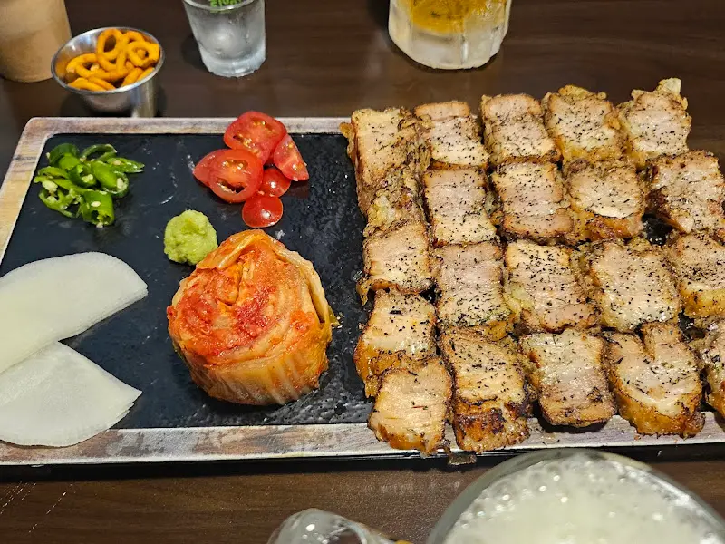 깔끔한 수육 튀김 한 상