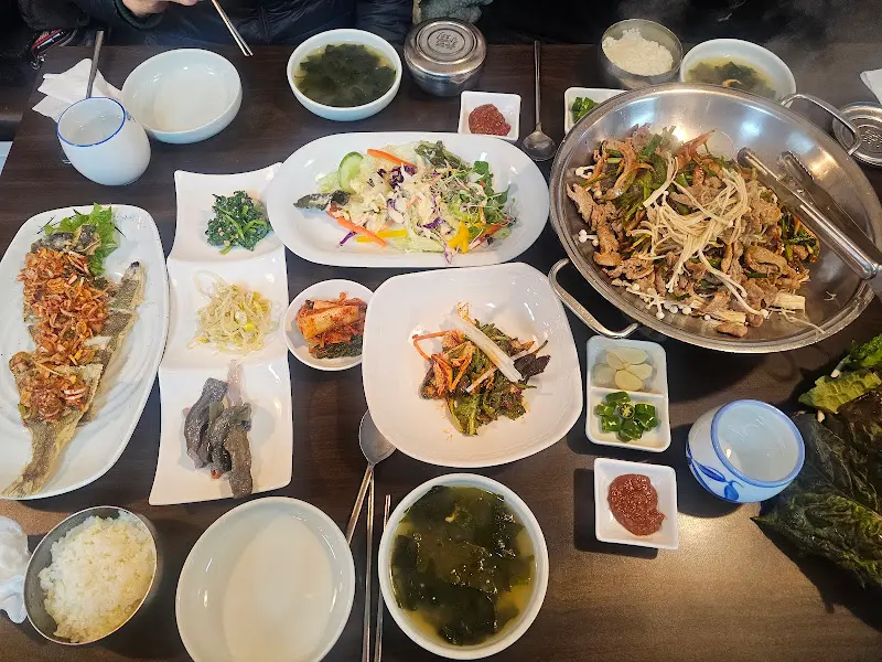 수라상 한정식 테이블 전체 샷