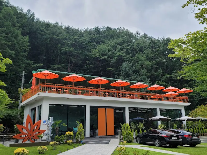 카페 외관과 주황색 파라솔