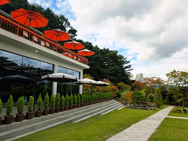 카페 날망의 외부 테이블과 파라솔