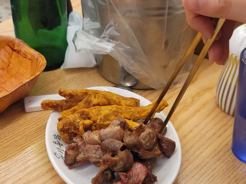 기본으로 제공되는 닭똥집 튀김과 닭발 튀김