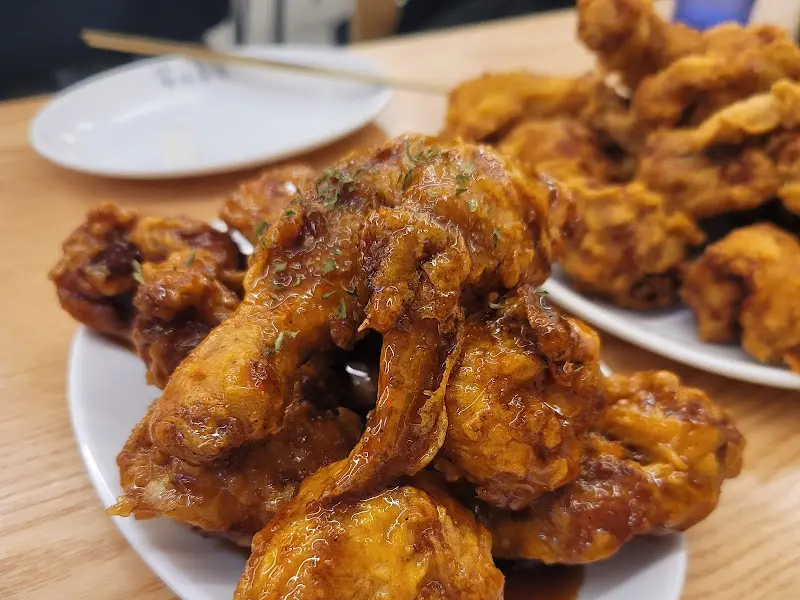 윤기가 좔좔 흐르는 왕갈비통닭