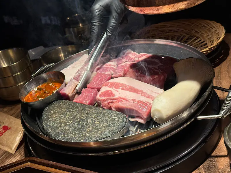 전문가의 손길로 구워지는 고기