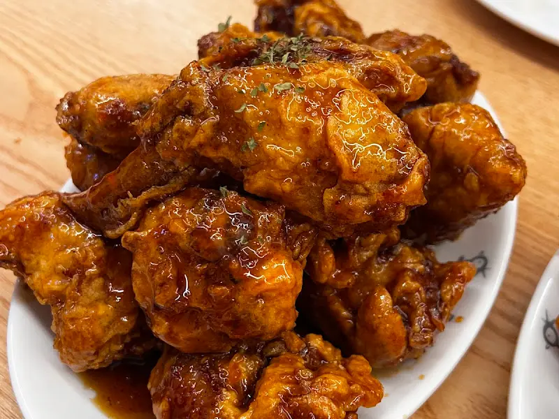 달콤 짭짤한 왕갈비 소스가 듬뿍 발린 왕갈비통닭