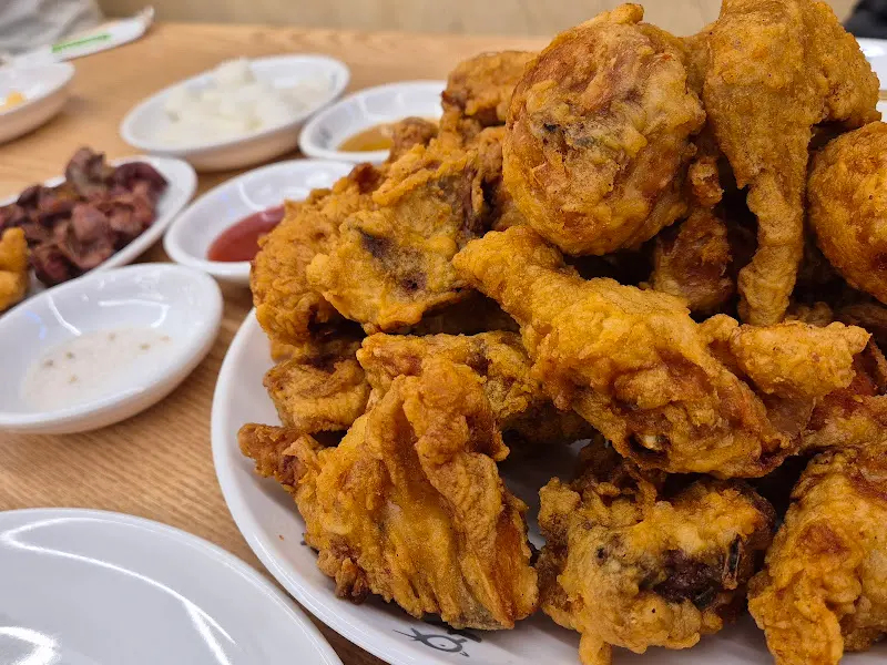 푸짐한 한 상 차림. 닭똥집, 닭발, 양념 소스까지 완벽!