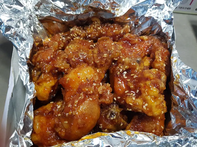 포장 용기에 담긴 왕갈비통닭