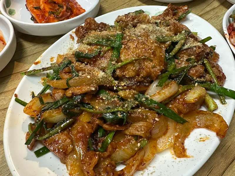 들깨가루가 뿌려진 돼지주물럭