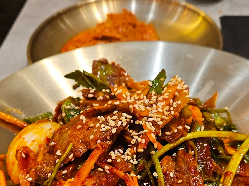 윤기가 흐르는 수육무침