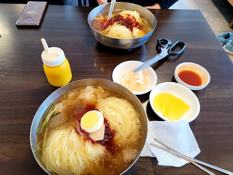 물밀면과 만두 한상차림