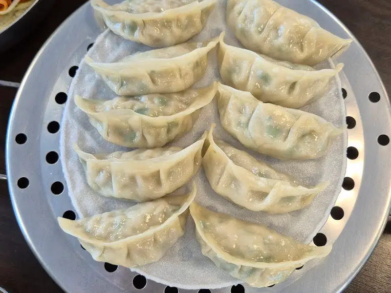 윤기가 흐르는 만두