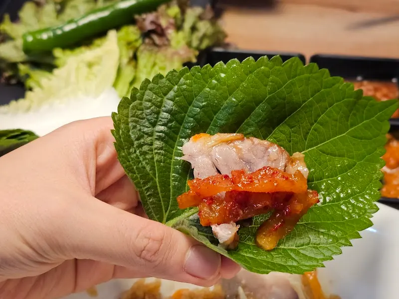 싱싱한 깻잎에 족발과 김치를 올린 쌈