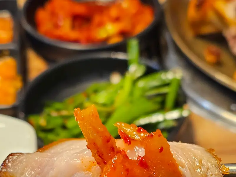 보쌈 위에 김치를 올린 모습