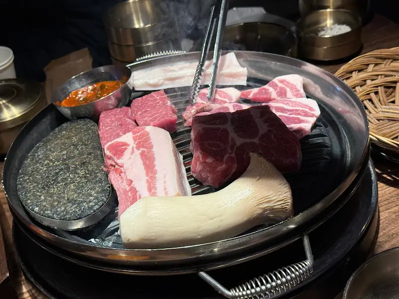 고기를 굽는 모습