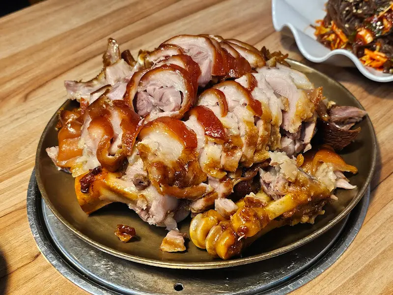 윤기가 흐르는 족발의 단면