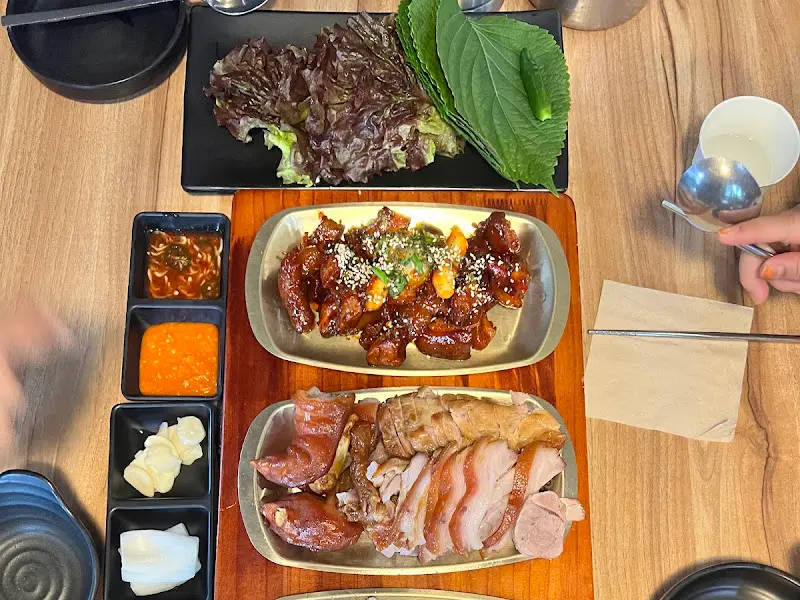 테이블 위에 가득 차려진 족발 한 상 차림