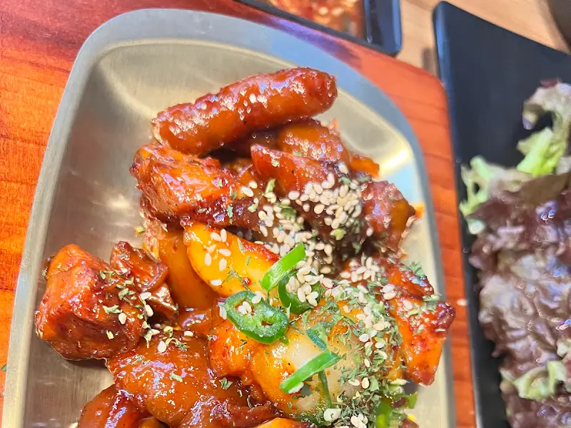 매콤한 양념이 돋보이는 매운 족발