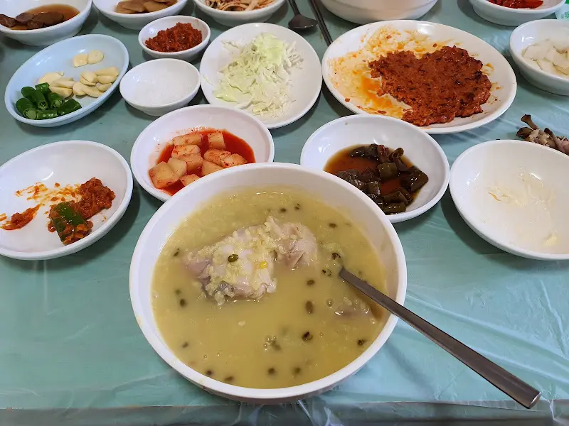 뽀얀 국물의 닭죽