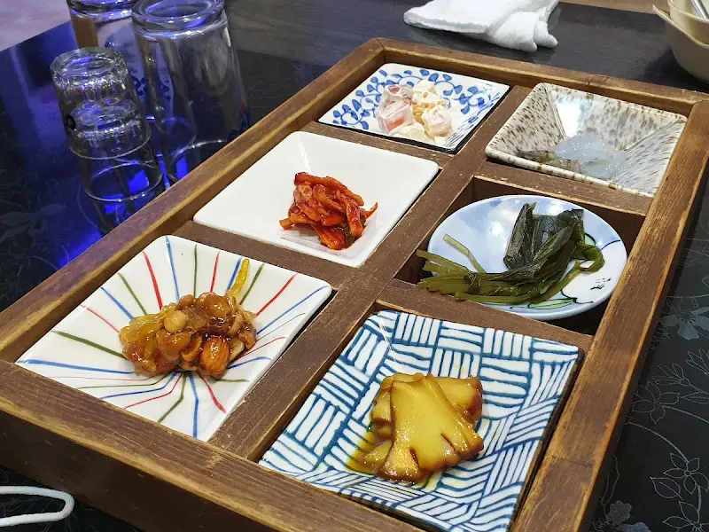 다양한 곁들임 찬이 담긴 나무 틀