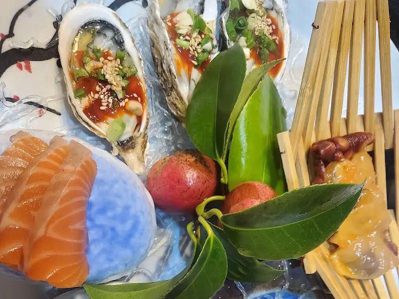 신선한 해산물이 가득 담긴 접시