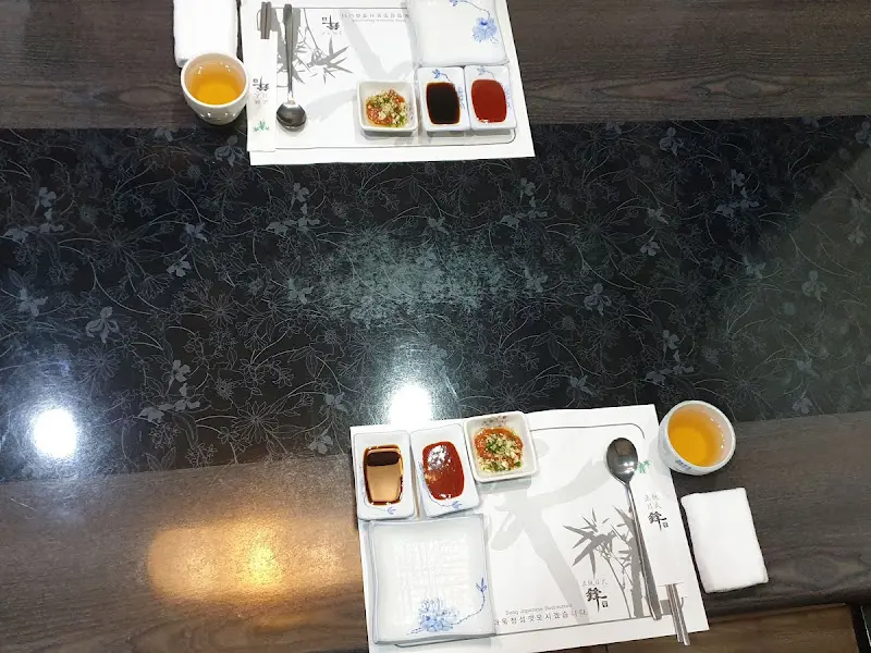 정갈하게 세팅된 테이블