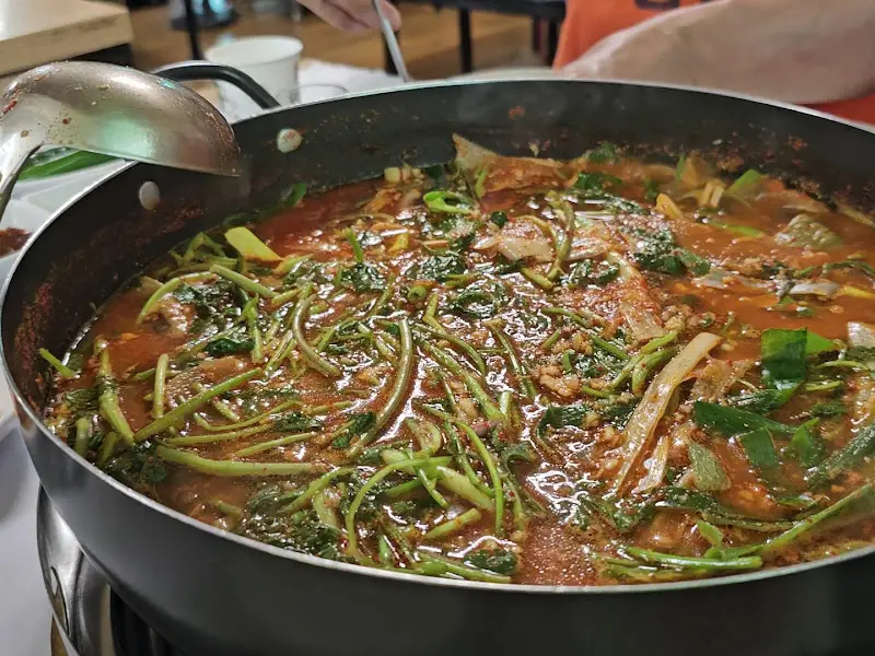 미나리가 듬뿍 올려진 메기매운탕